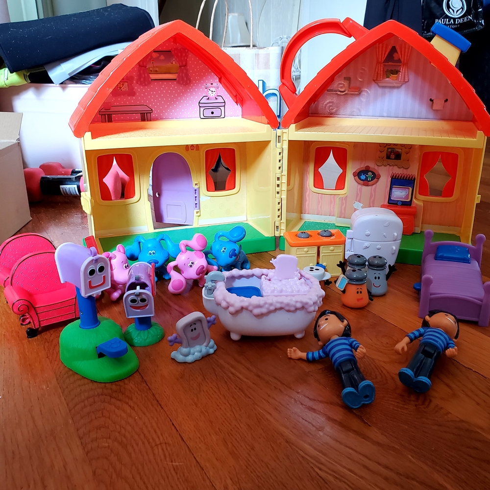 Nickelodeon Blue's Clues Portable Talking House with Extra Accessories